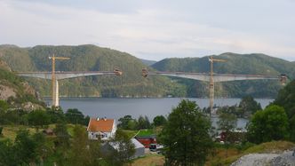 I september ble brua støpt sammen på midten.