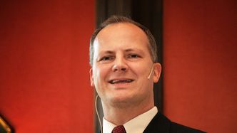 Omfattende graving og omleggingSamferdselsminister Ketil Solvik-Olsen humrer av det paradoksale i at Stortinget bygger innkjøring til et underjordisk anlegg på Stortinget innen for det som skal bli en bilfri sone.