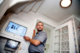 Musikk, stekeovn og tørketrommel: Pekeskjermen i gangen viser en 3D-modell av alle etasjene. Via en en hjemmelaget app styres alle funksjonene i huset.