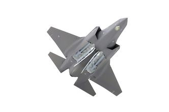 F-35 kan bære to JSM internt (i tillegg til fire under vingene). De to andre missilene i våpenrommet er AMRAAM. Foto: Kongsberg