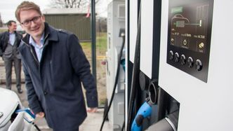 Gammel teknologiLeif Richard Bones Egge i Arctic Roads viser frem deres første superlader med 120 kW effekt.