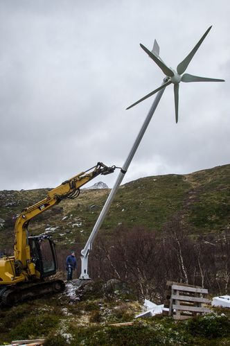 Her monteres en vindmølle helt øverst i terrenget over huset – tilsammen leverer sol og vind strøm som lagres i to truckbatterier. Bilde: ESPEN S. SEIERSTAD