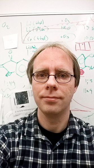 Mindre giftigGod nyhet: Kjemiprofessor Ola Nilsen ved Universitetet i Oslo mener det nye batteriet er en bra nyhet for alle offgrid-systemer og som kan brukes for å balansere strømnettet.
Foto: UiO