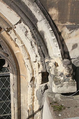 Vær og forurensing har forårsaket store skader på fasadene.