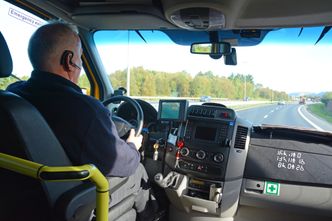 Taxisjåfør Willy Furu synes det er en ekstra trygghet å ha antikollisjonssystemet installert i bilen, spesielt når det er mørkt ute. Han merker at han han endret kjørestil.