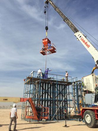 – Som 400 meter vannfallSylindre laget av spesialbetong, såkalt Heatcreat, støpes her inn i en kassett i Abu Dhabi, hvor Energynest-teknologien testes i øyeblikket. Væske varmet av en solfanger skal strømme inn og varme betongen. Når varmen skal hentes ut igjen, sendes kald væske inn, som varmes opp, og føres ut igjen, til for eksempel en dampturbin for å generere strøm.