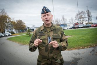 Sjef for ørland hovedflystasjon, Aage Lyder Longva, sier det må jobbes knallhardt for å få alt på plass innen de tre første F-35-flyene kommer til basen om to år. I bakgrunnen ses arbeidet med infrastrukturen som har begynt like ved hovedporten og Hårberg skole.