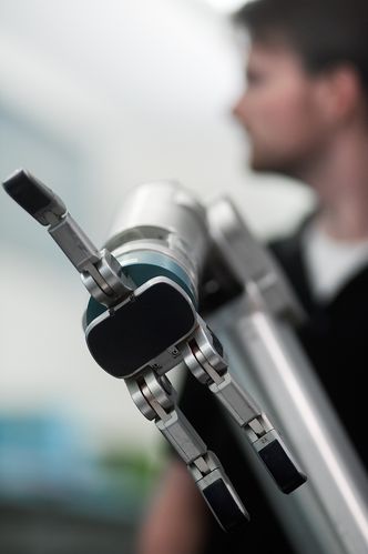 På Personal Robotics Lab arbeider man med å få robotene til å fungere som en slags hjemmehjelp.