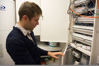 Det tekniske rommet i første etasje er ett av få steder hvor arbeidet bak det smarte hjemmet til Ruben Haneberg kommer frem. Smartfunksjonene er ellers så usynlige som mulig. Bilde: Ina Steen Andersen