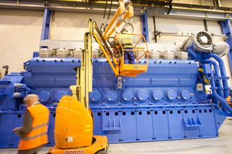 En B32:40-motor gjøres klar for testkjøring. Bilde: Marius Valle