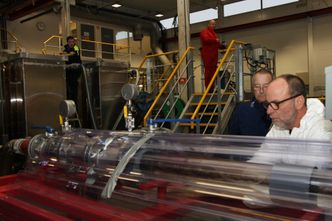 Gjennomsiktig plast beskytter separasjonsenheten der oljeemulsjon separeres. Den svarte væsken kan skimtes.