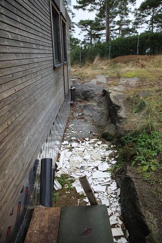 – Så lenge strømmen jeg produserer blir brukt enten her eller i nærheten, så mener jeg vannmagasinene Norge er blant de mest miljøvennlige batteriene i verden. Bruker jeg mindre strøm, renner det mindre vann igjennom kraftverkene. Jeg tror også det er sannsynlig at vi får økte strømpriser i årene som kommer, som følge av strømkabler til kontinentet. Da vil ikke jeg bli rammet, konstaterer Mikkelsen.Her er det: Et helt vanlig avløpsrør, selve nøkkelen til ventilering og oppvarming av boligen, stikker opp langs husveggen, men skal skjules og integreres i uteomgivelsene. Luftfilter skal sendes til analyse for å avsløre eventuell muggdannelse. Bilde: Jannicke Nilsen