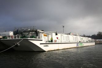 Byråkratisk hinderløypeBecker Marine og Aida Cruises har gått sammen om å bygge lekteren som produserer 7,5 MW strøm fra fire gassdreven generatorer. AIDAsol kan dermed stanse hjelpemotorene. Det er et godt miljøtiltak i Hamburg. Men det var en byråkratisk hard kamp å få alle tillatelser.