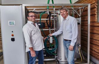 MiljøeffektPrototyp: Den første utgaven av N2 Applieds lysbuemaskin fungerer mye bedre enn Birkeland sine gjorde. Den er liten og billig nok nok til at gårsbruk kan investere i den. Fra venstre ingeniør Ferdinand Stempfer, og Rune Ingels i N2 Applied.