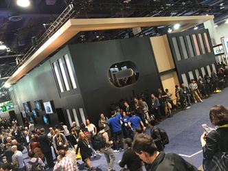 Big businessStanden til Oculus var omringet av kø. Hundrevis av håpefulle VR-entusiaster ventet i timevis på å få prøve VR-brillen, som også ble annonsert tilgjengelig for forhåndsbestilling under CES.