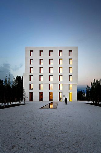 Lavteknologisk innovasjonKontorbygget 2226, tegnet av Baumschlager Eberle i Østerrike, har verken oppvarmingkilde eller ventilasjon, men 76 cm tykke teglsteingsvegger pusset med kalk innvendig og utvendig. Foto: Eduard Hueber