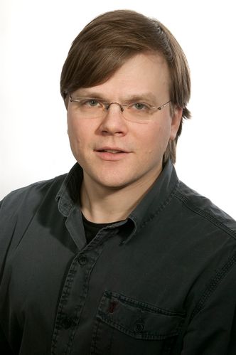 SINTEF-forsker Jon Are Suul sier det er en fordel å tenke på elektrisk infrastruktur og kraftproduksjon når en bygger ny vei.