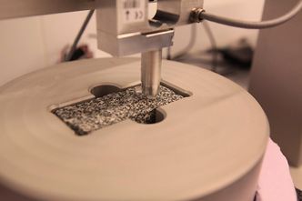 Forskere ved vinterdriftssenteret på NTNU har ikke klart å finne noen type stein med lavbinding til is og snø.