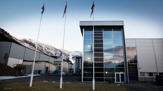 Finner løsningerSpottpris: Norwegian Crystals betalte 12 millioner kroner for å overta fabrikkmassen og en del produksjonsutstyr etter Rec Wafer Norwayi Glomfjord i 2012. Den totale investeringsverdien var på 1,8 milliarder kroner.