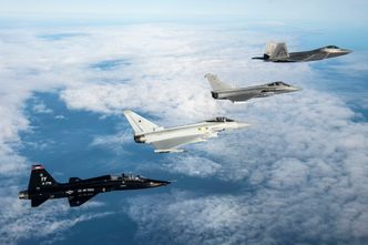 T-38 (fra venstre) sammen med Eurofighter Typhoon, Dassault Rafale og F-22A Raptor.  Foto: Senior Airman Kayla Newman