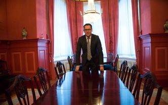 Det Norske Veritas kjøpte på 70-tallet hele området som hadde tilhørt Høvik Glassverk. Remi Eriksen kan servere gjester middag fra eget kjøkken i den tidligere direktørboligen. Foto: Mona Strande