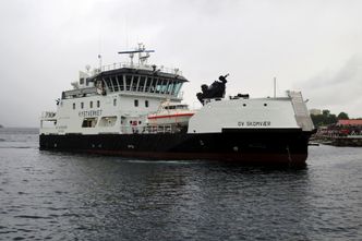 Bygge om to til?Skomvær og søsterfartøyene er 44 meter lange, 12 meter brede og er på 970 bruttotonn. Det er en besetning på 9, med køyeplass for 14. De er spesiallaget for å kunne gå inn i trange og grunne farvann.