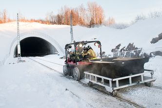 MinibrannbilVed at båren er i selve Argoen, og ikke i tilhengeren, kan hengeren brukes til utstyr av forskjellig slag. Det kan også sitte flere personer der ved en krisesituasjon.
