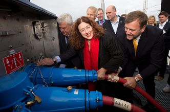 Gass-fryktMonika Griefahn med en hånd på kabelen da