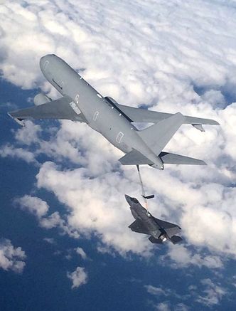 AL-1 etterfylte drivtoff fire ganger på vei fra Azorene til Maryland. Foto: Det italienske luftforsvaret