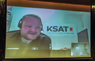 Hilsen fra Antarktis: Veldig langt fra gamlelandet kan Ulf Gunnar Samuelsen kose seg med god internettkapasitet og norske TV-kanaler formidlet via Thor 7. Foto: Odd Richard Valmot