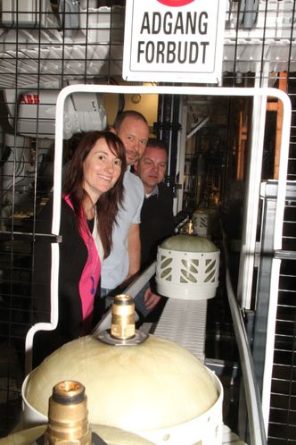 Fra venstre, Anita Hager, daglig leder i Intek Engineering, Ronny Skjølås, produksjonssjef fra Hexagon Ragasco og prosjektsjef Per Harald Sivesind fra Intek. Foto: Joachim Seehusen