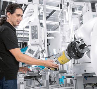 Festo i Scharnhausen i Baden Würtemberg med sin første robot som fungerer tett sammen med mennesker, uten bur rundt. Den går langsommere når man kommer for nær, til slutt stanser den.