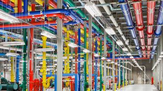 Bekymring for dyrere strømpriser er noe av årsaken til motstanden. Her fra kjøleanlegget til et av Googles datasentre i USA. Bilde:  Google/Connie Zhou