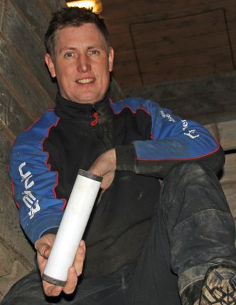 Eftedal har fem sensorer gravd ned på forskjellige steder. Her viser han fram en av dem som er plassert i en av bingene.