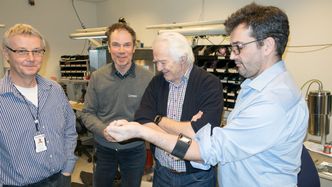 Fredrikstadteamet: Terje Karstang, Bård Eker, Steinar Sælid og Espen Krogh er noen av de som står bak den nye blodsensoren. Foto: orv