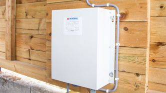 Har du trefaseinntak og 230 volt inn, må du transformere spenningen opp til 400 volt dersom du vil ha de høyeste effektene. Foto: Marius Valle