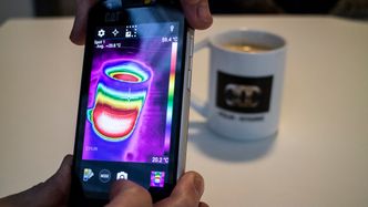 Varm kaffe: Termiske bilder blir vanligvis vanskelige å lese, men fordi telefonen bruker bildeinformasjon fra det optiske kameraet kan det lage termiske bilder med mye mer detaljer enn andre. Foto: orv