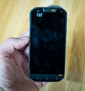 Til 5 meter: Skal man ta telefonen ned under to meter må man lukke lukene til mikrofon og høyttaler med de små fargede bryterne. Da kan den filme ned til fem meters dyp. Foto: orv