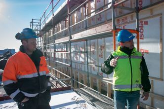 Samhandling er nøkkelen, understreker Runar Oustorp (t.h.). Her sammen med betongformann Joakim på det store prosjektet Rønningen Folkehøgskole. Foto: TU Story Labs