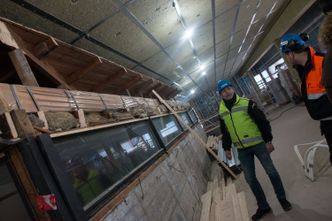 Det kan være en utfordring å drive tunge arbeider på byggeplassen når elevene har time rett under. Allikevel har Solid klart å legge en etasje på bygget, og fullfører nå verket. Foto: TU Story Labs