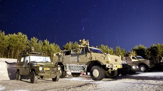 De første Mercedes-Benz Geländewagen kom til Forsvaret for 30 år siden. Her sammen med et pansret patruljekjøretøy av typen KMW Dingo II.