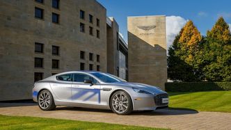 Aston Martin RapidE ble vist fram i London i oktober. Foto: Aston Martin