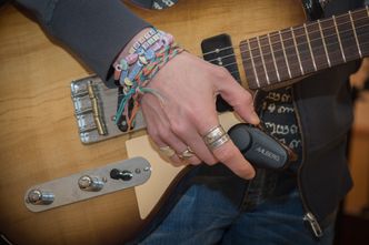 Fjernkontrollen: Denne lille kontrolleren kommuniserer trådløst med effektpedalene. Slik blir gitaristen langt mer fleksibel på scenen. Foto: Havard Zeiner