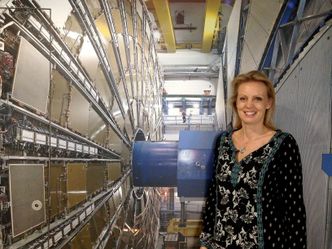 Flinke nordmenn: - Vi trenger flere norske ingeniører innen nesten alle våre områder, sier Anna Cook, som leder jakten på nye talenter i HR-avdelingen. Her avbildet nede i Atlas-detektoren. Foto: Cern