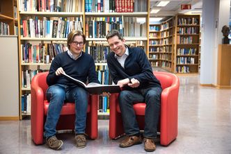 Anbefales: Både Jens Vigen, som har ledet biblioteket ved Cern i 22 år, og Vetle Nilsen, som avslutter sin tre år lange kontrakt, håper flere norske ingeniører finner veien til Cern. Foto: Sophia Bennett, Cern