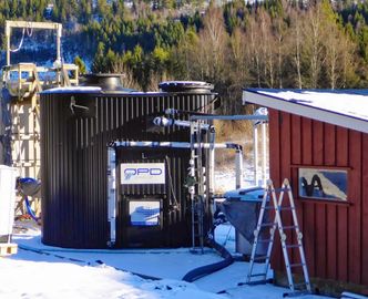 Reaktoren testes ut med grisemøkk som føde. Den er levert av selskapet Waterment AS i Porsgrunn. Foto: Rune Bakke