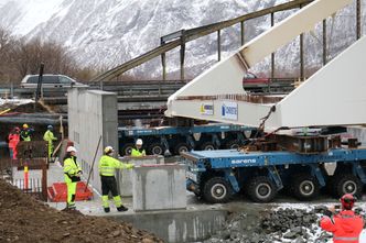 15 centimeter klaring på fundamentene, men det var nok. Foto: Linn Silseth, Statens vegvesen
