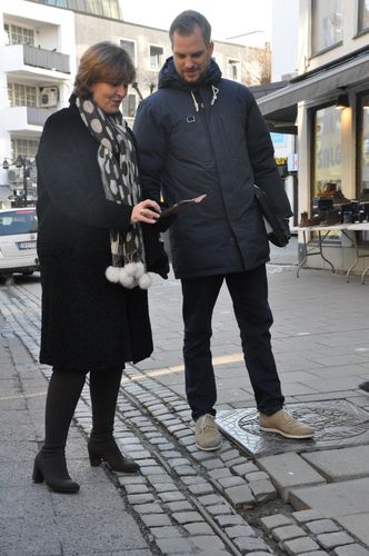 Ordfører i Bærum kommune, Lisbeth Hammer Krog, bruker «Meld en feil»-appen for å melde inn et feil. Tjenesteleder Christian Strandenæs instruerer. Foto: SOFIE META/BÆRUM KOMMUNE
