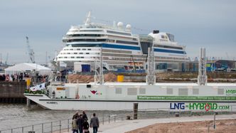 Det tyske cruiserederiet AIDA har installert landstrømutstyr på &quot;AIDAsol&quot;, som av og til er innom Oslo. Rederiet sier at alle skip skal ha landstrømkobling og vil benytte det der det tilbys. I Hamburg får skipet landstrøm fra lekteren&quot;Hummel&quot; , som bruker LNG-drevne generatorer for å produserer strømmen.