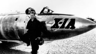 Chuck Yeager foran X-1A-testflyet han brøt lydmuren med for 68 år siden. Foto: US Air Force